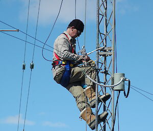 Mawson SCTO repairing a HF mast antenna.