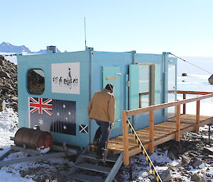 The 2019 remodelled Rumdoodle Hut secured in position in the North Masson Range.