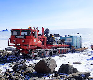 K1 Foremost Pioneer in action towing Rumdoodle Hut back to the North Masson Range.