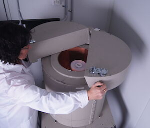 Sandra Sdraulig closing the detector shield after inserting the sample disc on top of the detector.