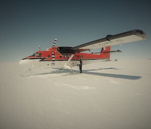 De Havilland DHC 6 closing doors — Mawson.