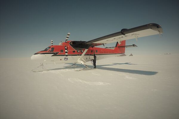 De Havilland DHC 6 closing doors — Mawson.