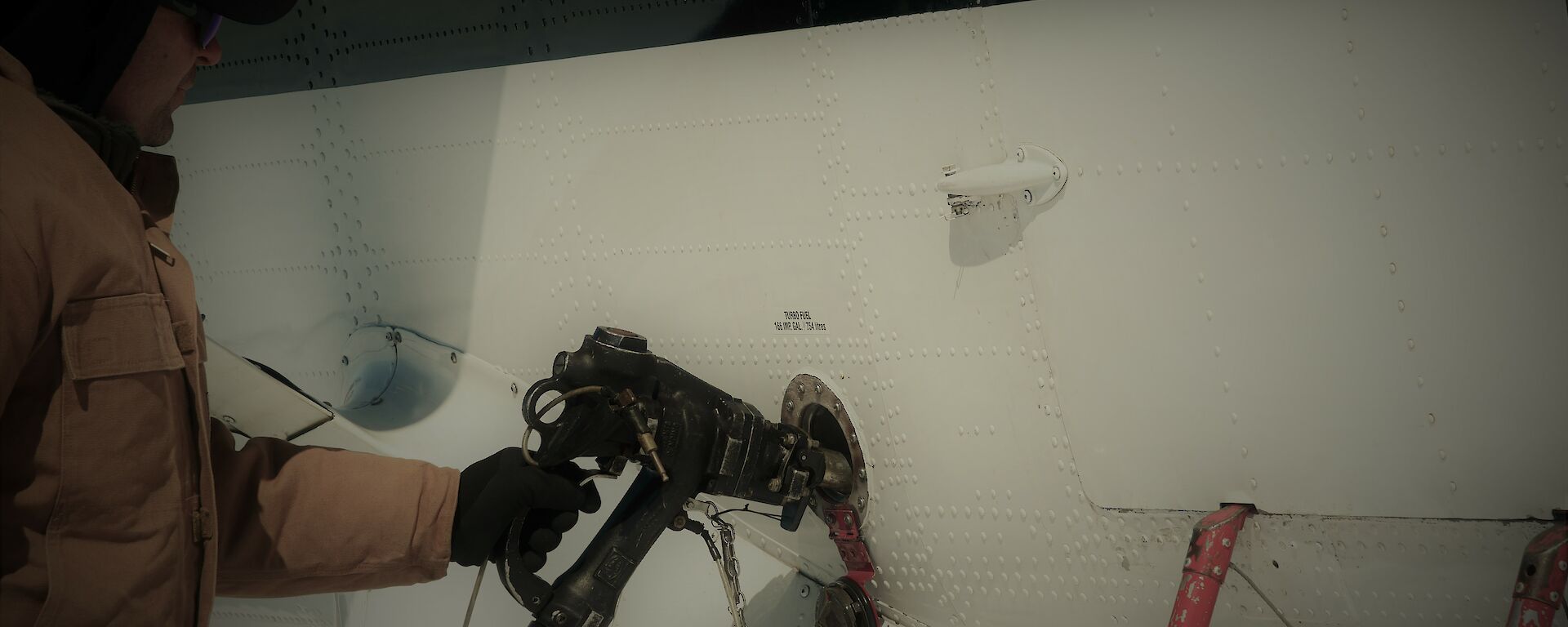 Man refuelling the de Havilland DHC 6