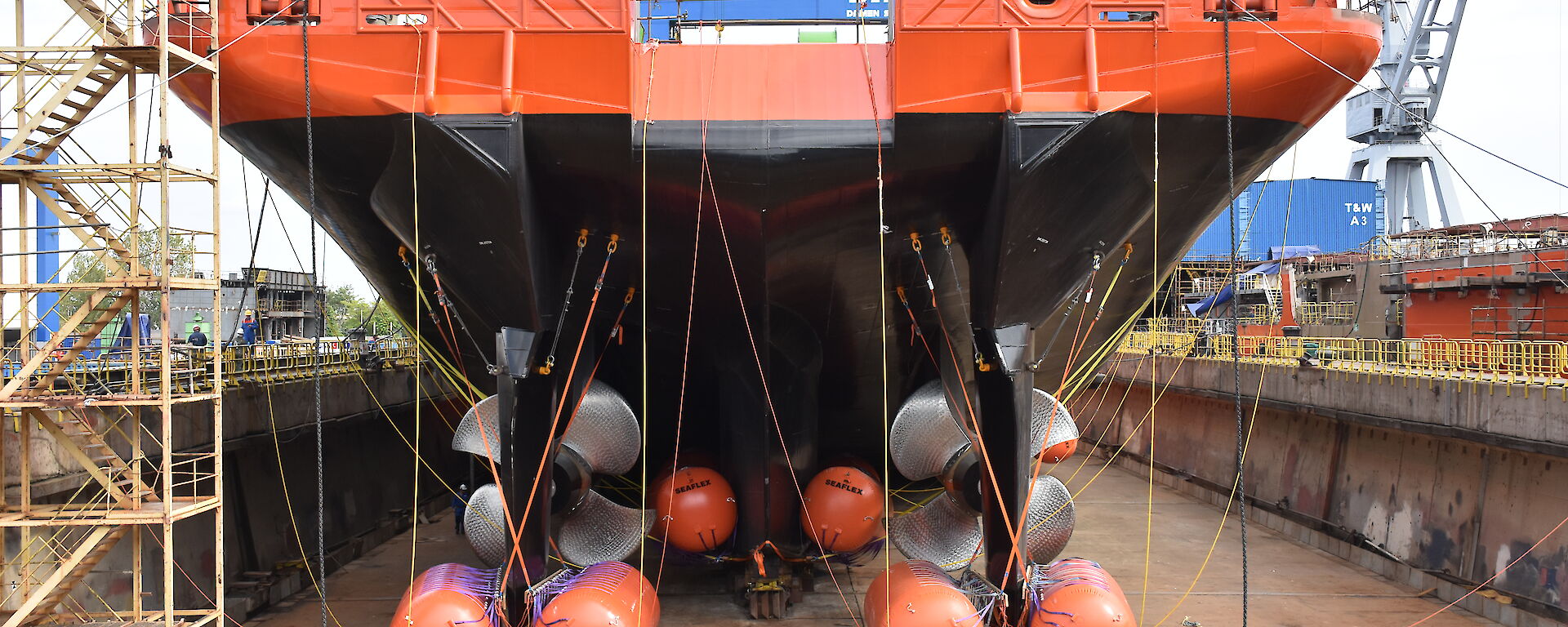 Buoyancy bags around the keels at the ship’s stern.