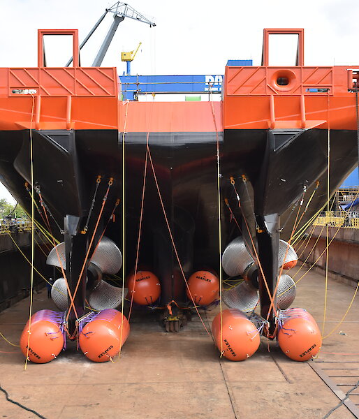 Buoyancy bags around the keels at the ship’s stern.