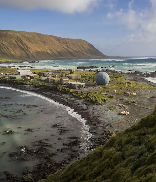 Station buildings on part of the isthmus of Macquarie Island.