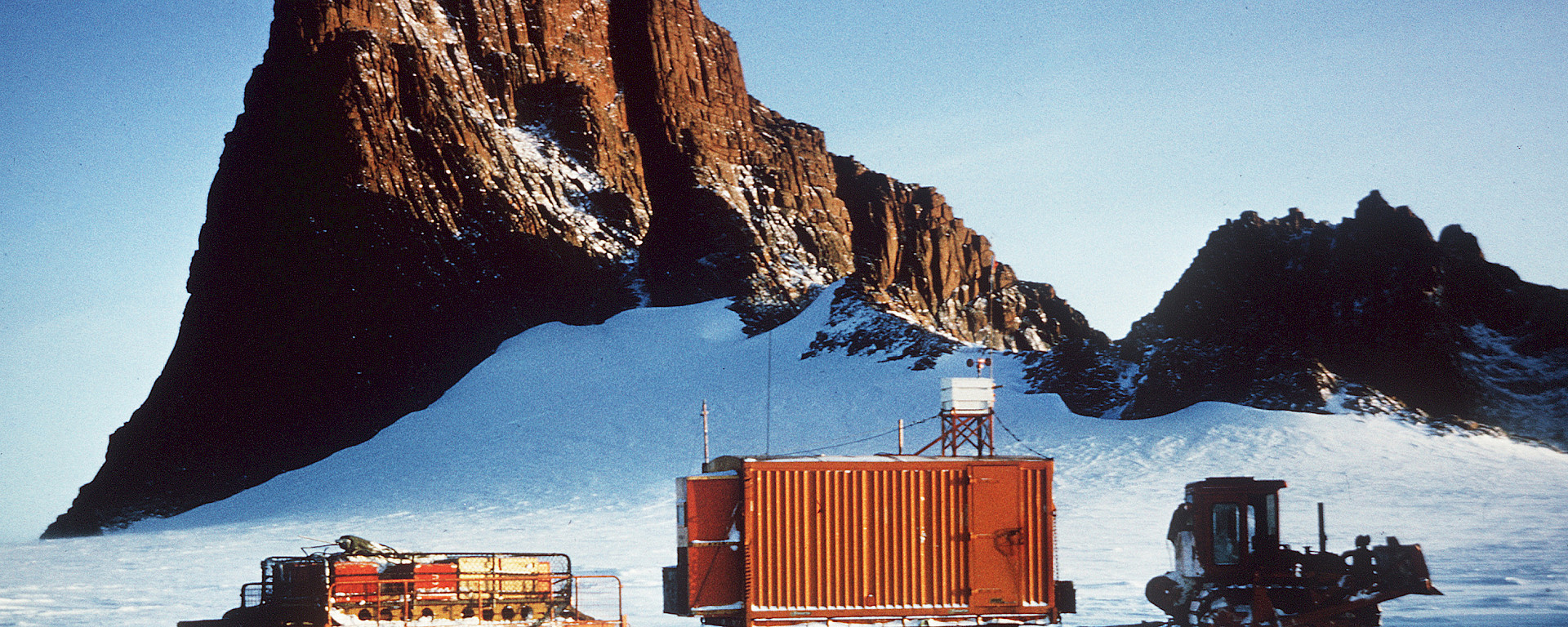 A D4 tractor towing a meteorology van (‘freighter van’) in the Framnes Mountains.