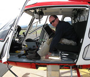 Kym setting up the RAPPLS system in a modified Squirrel helicopter.