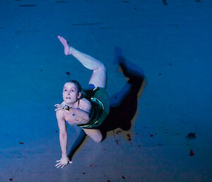 Solo dancer performs ‘Body of Ice’ in Buenos Aires