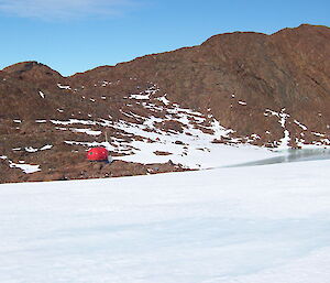 Trajer Ridge melon hut — external view, rocky ridge behind