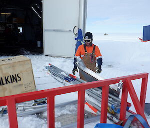 Expeditioner carrying scaffolding parts