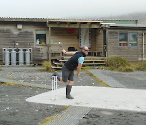 Expeditioner bowling in a cricket game