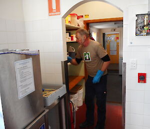 expeditioner cleaning kitchen