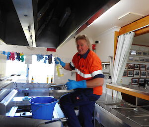 expeditioner cleaning range hood