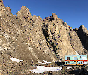 Rumdoodle Hut and tall mountains behind