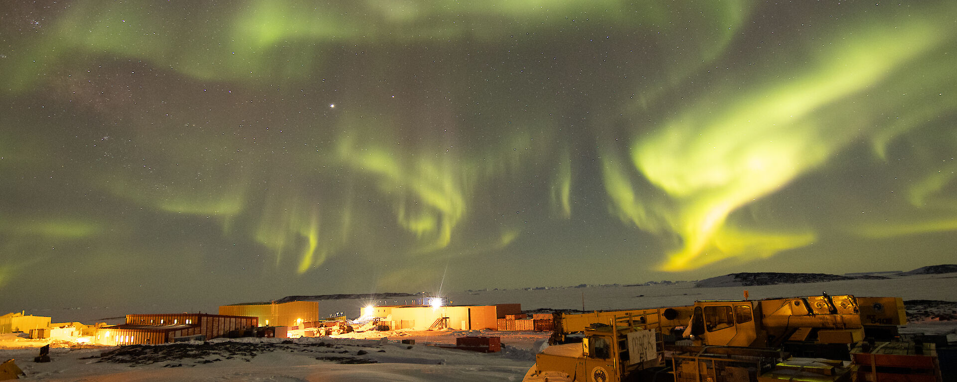 Aurora Australis green sky over station