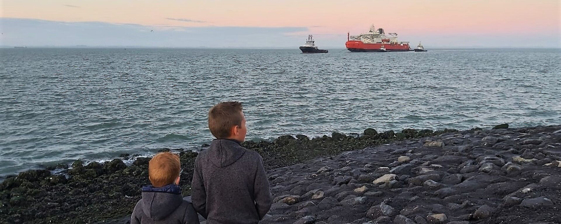 children watch icebreaker approach