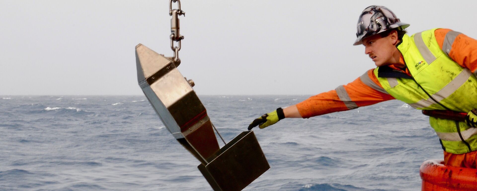 sampling machine is retrieved from stern of Aurora Australis