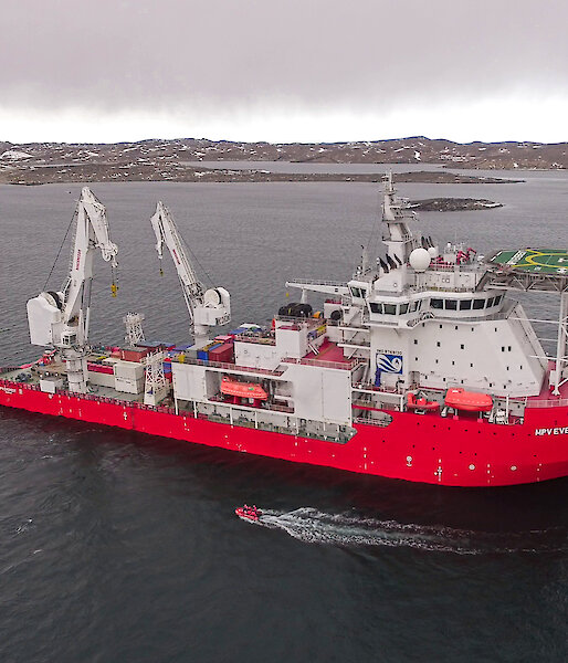 MPV Everest off Davis research station