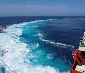 The rear of the ship turns sharply through the ocean