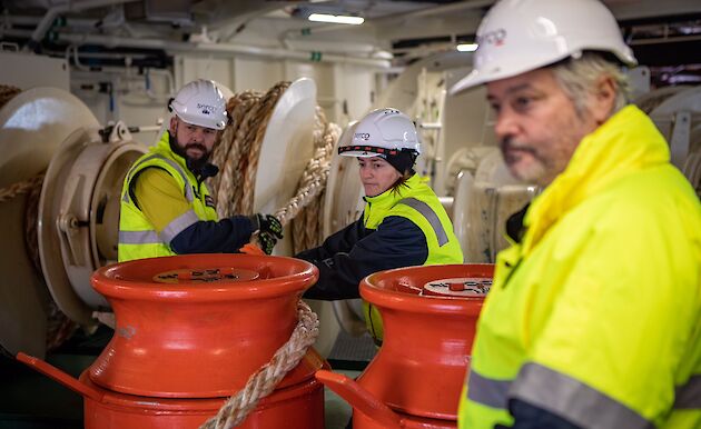 Crew with mooring ropes on the Nuyina