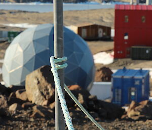 A rope wrapped around a pole used to help expeditioners when the weather is bad