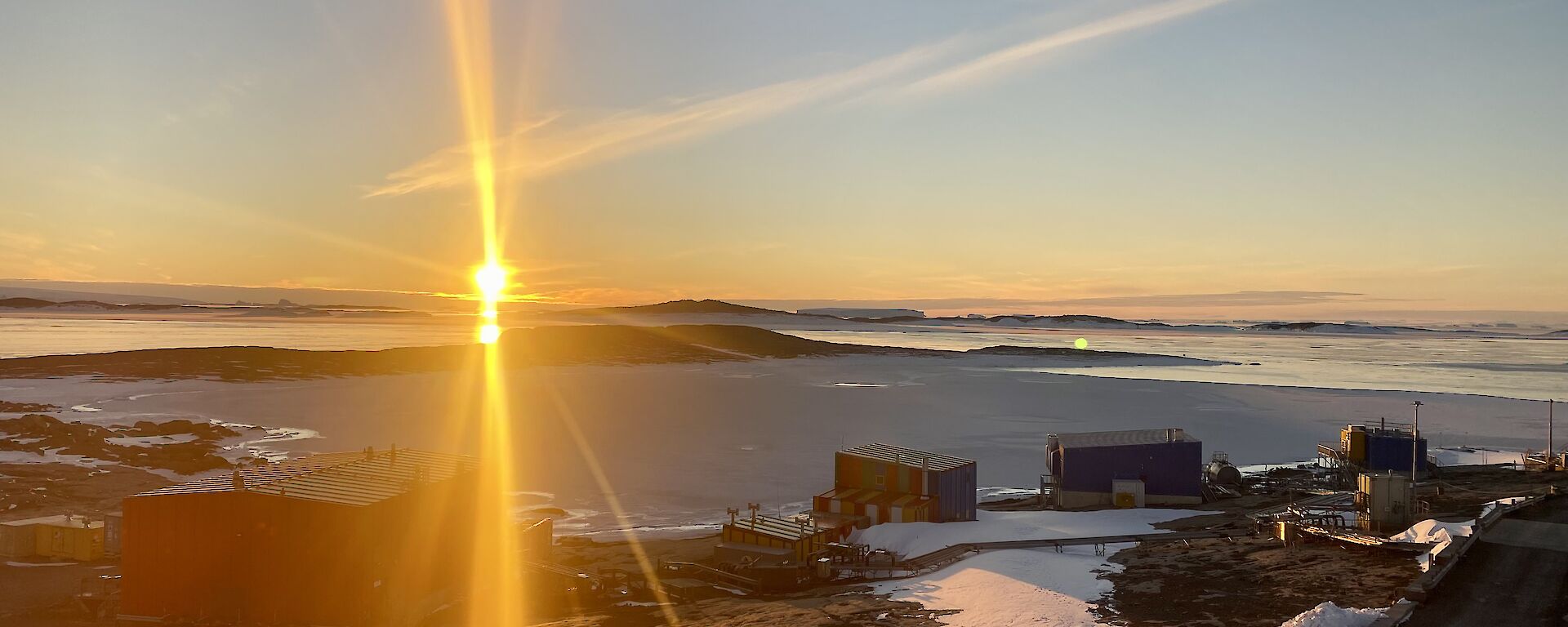 The sunsetting at Mawson station