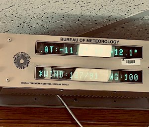 Bureau of Meteorology anemometer, showing winds of 91 kts and gusts of 100 kts