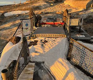 Small 30cm high fences come together to force a channel so penguins must cross over a concrete pad (the weigh bridge)