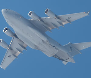 A zoomed in photo of a Royal Australian Airforce C-17 cargo plane in flight