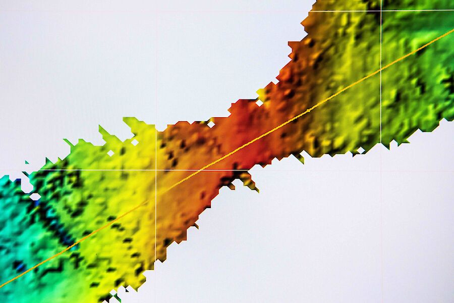Echosounder output showing a line of colours with green at the edges, moving to yellow and then red in the centre.