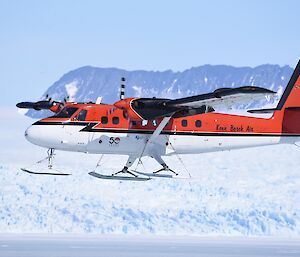 Twin otter in foreground, in background the ice plateau and mountain range