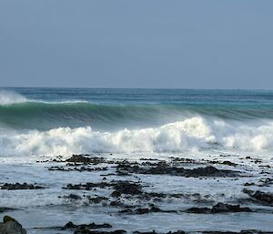 Macquarie island surf and waves under a blue sky