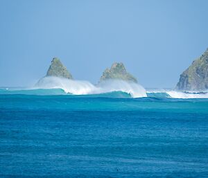 Sunshine & surf off The Nugget's - Macquarie Island 2023.
