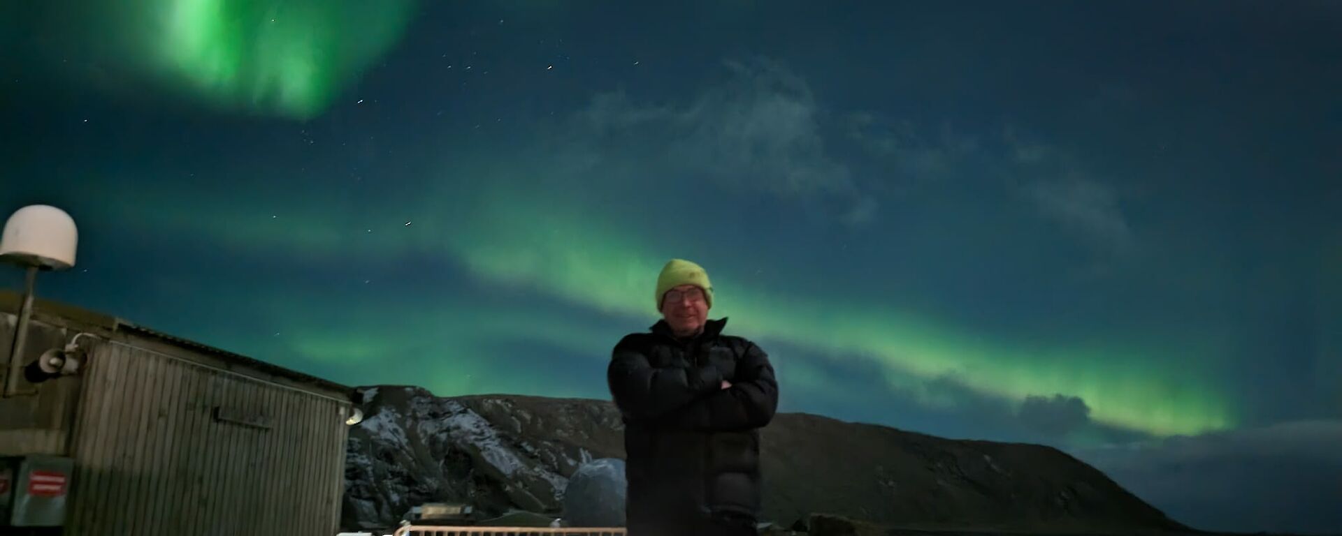 2023 winter plumber Wayne Phillips standing underneath an aurora - Macquarie Island.