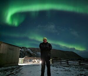 2023 winter plumber Wayne Phillips standing underneath an aurora - Macquarie Island.