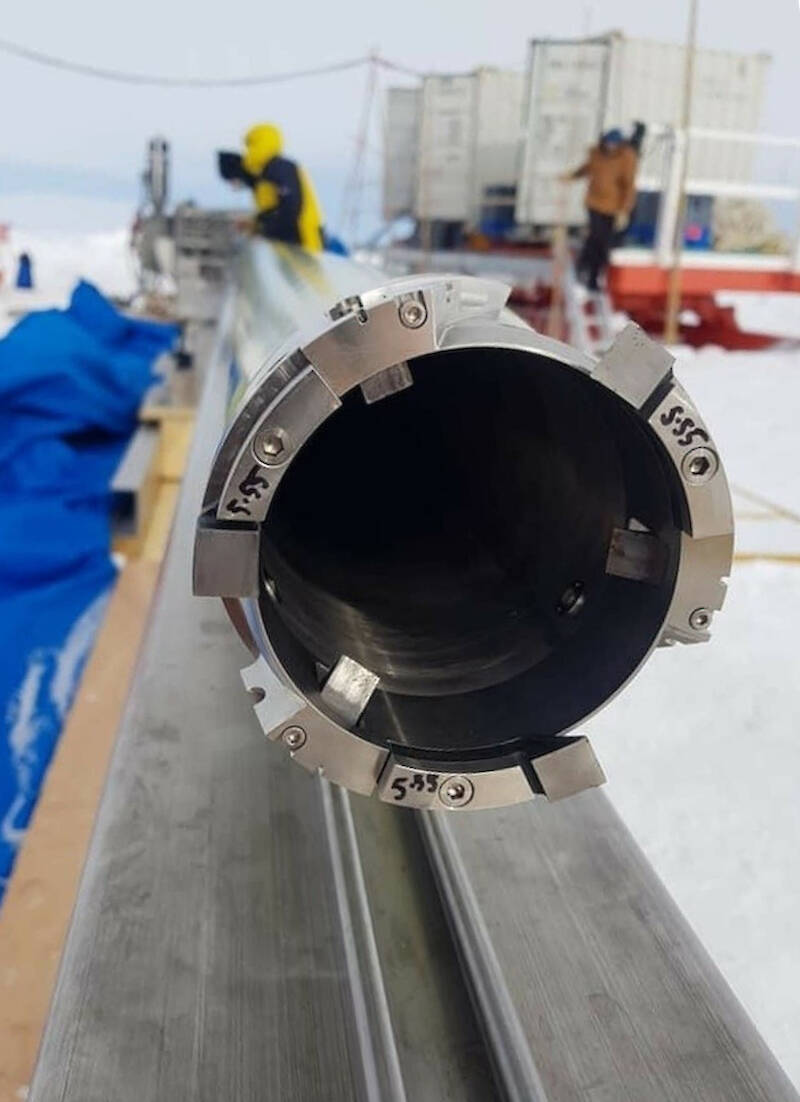 Circular cutting end of an ice drill