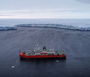 RSV Nuyina in front of a glacier.