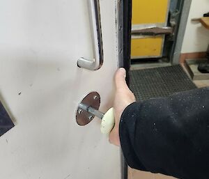 push button type door handle
