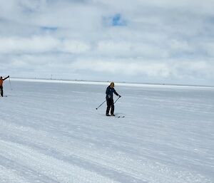 2 expeditioners skiing down the hill back to station for the KBA challenge.