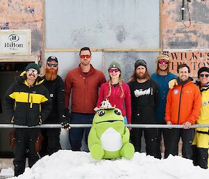 8 electricians outside the fam Wilkes hut for a last season hoorah !