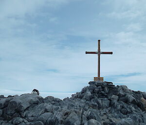 Cross on rocky hill commemorating the deaths of former expeditioners