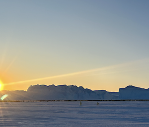 Auster emperor colony, a thin line in front of a line of icebergs