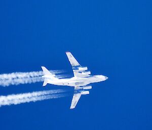 The Russian Ilyushin Il76 RA76952 heading southeast over Mawson