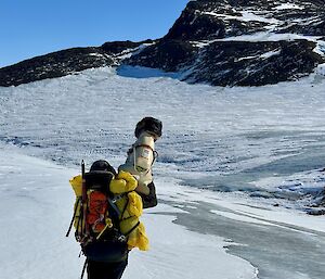 An expeditioner helps Stay negotiate the tide crack at Ufs Island