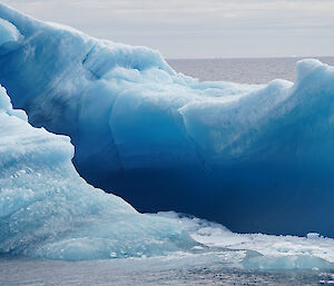 A dark blue and white iceberg