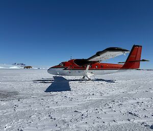 A Twin Otter aircraft on an snow-covered runway