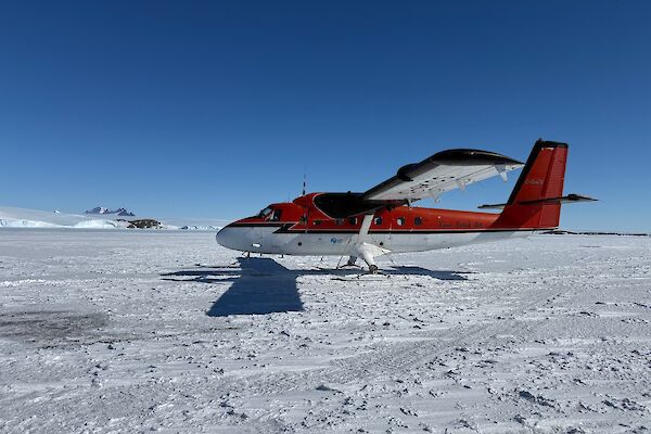A Twin Otter aircraft on an snow-covered runway