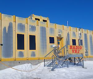 A yellow building with a sign saying "Radio VNJ".